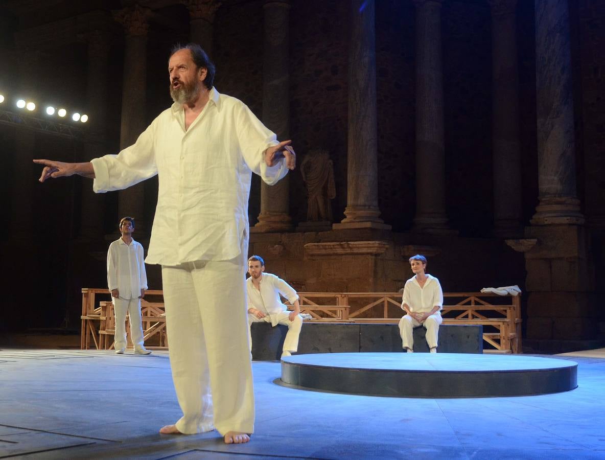 Miércoles, 8 de julio: Sócrates. Juicio y muerte de un ciudadano' se estrenó en el Teatro Romano de la capital extremeña en lo que supone el segundo estreno absoluto de la 61 edición Festival de Teatro Clásico de Mérida, tras 'Medea' la semana pasada. Fotografía: Brígido Fernández