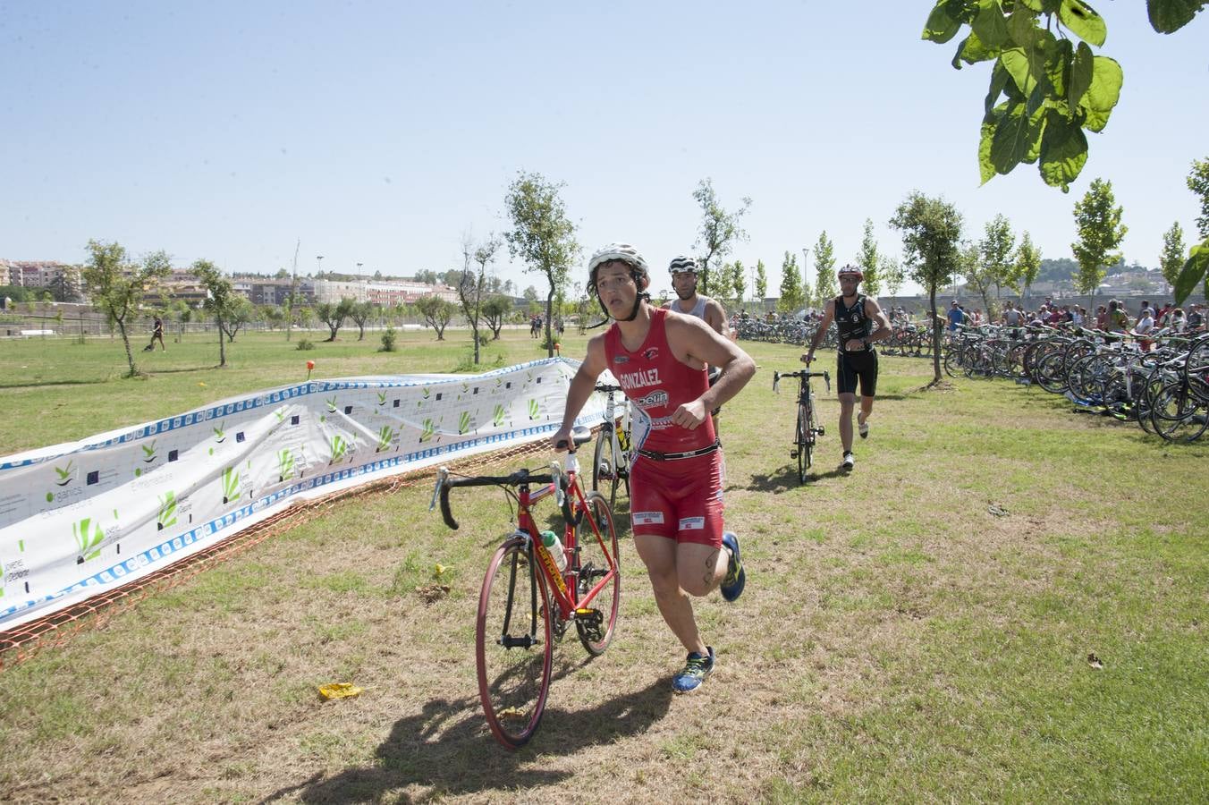 Domingo, 12 de julio: La capital pacense acogió el XII Triatlón 'Puerta Palmas'. 180 triatletas compitieron por tierra, sobre dos ruedas y en el Guadiana. Fotografía: Pakopí