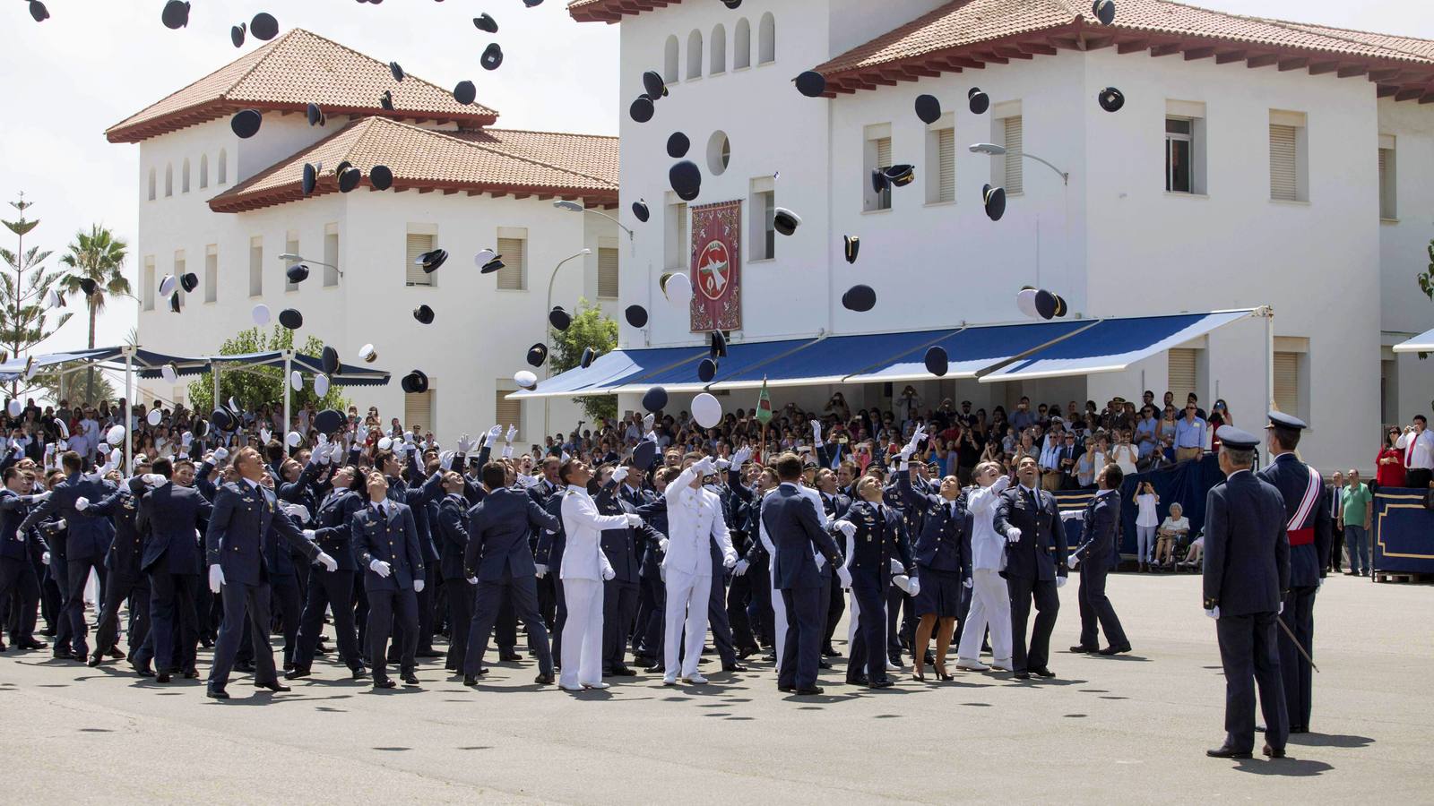 Los reyes presiden la entrega de despachos a los nuevos tenientes del Aire.