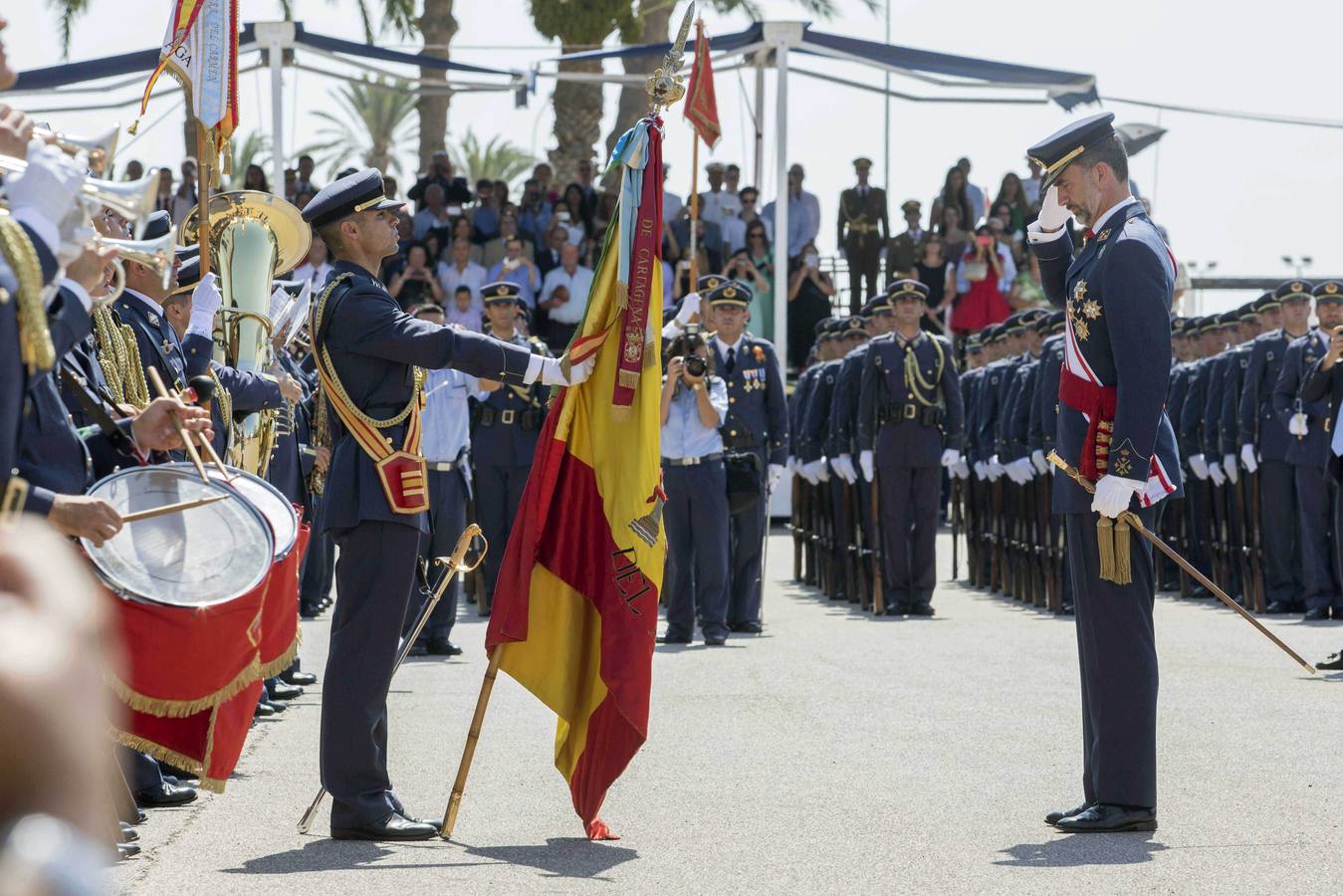 Los reyes presiden la entrega de despachos a los nuevos tenientes del Aire.