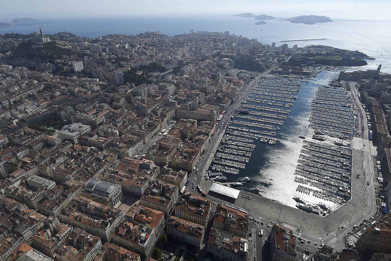 Barcos amarrados en el puerto viejo de la ciudad de Marsella