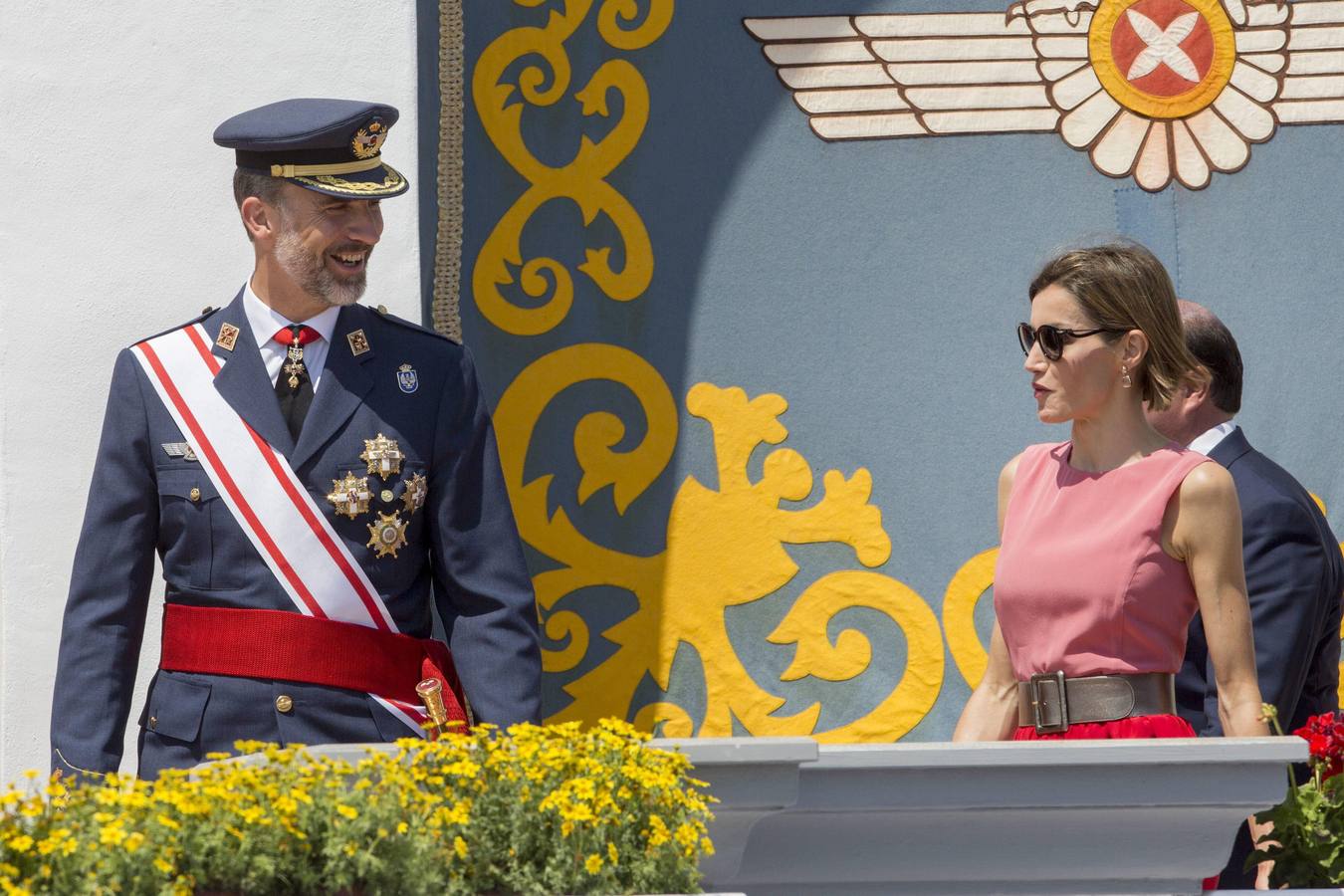 Martes, 14 de julio: Los reyes de España Don Felipe y Doña Letizia, el ministro de defensa Pedro Morenes, estuvieron en el acto de entrega de los despachos a los nuevos oficiales del Ejército del Aire en San Javier (Murcia). Fotografía: Marcial Guillén