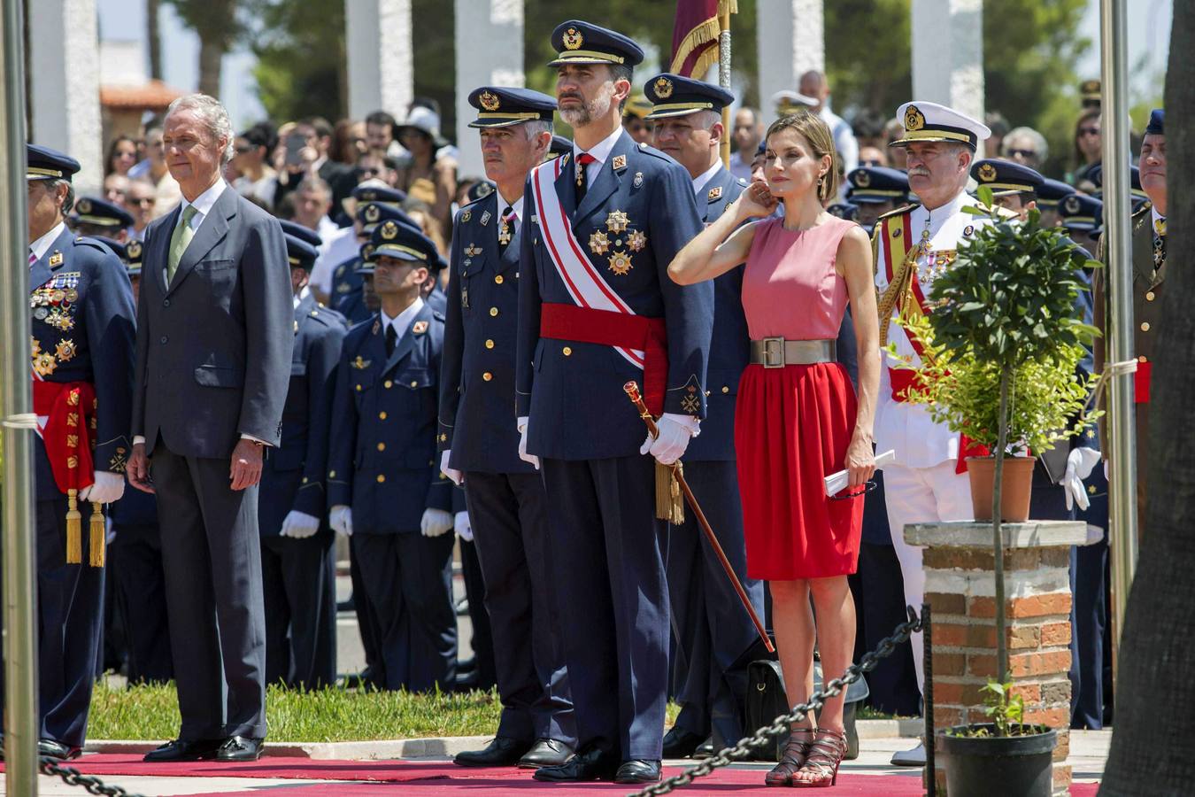 Martes, 14 de julio: Los reyes de España Don Felipe y Doña Letizia, el ministro de defensa Pedro Morenes, estuvieron en el acto de entrega de los despachos a los nuevos oficiales del Ejército del Aire en San Javier (Murcia). Fotografía: Marcial Guillén