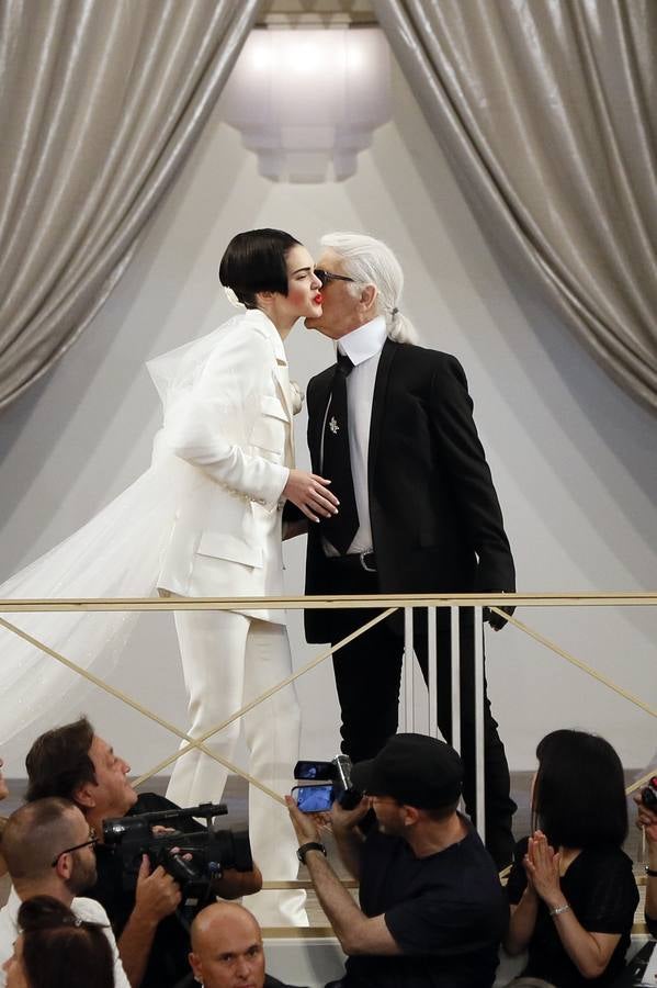 Diseñador de moda alemán Karl Lagerfeld besa a la modelo estadounidense Kendall Jenner durante el desfile de la temporada otoño-invierto 2015-2016 de Chanel