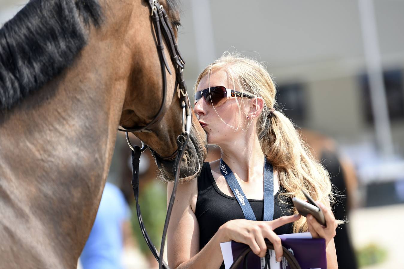 Una mujer besa su caballo en la víspera del inicio de la segunda edición del torneo Longines Paris Eiffel Saltar.