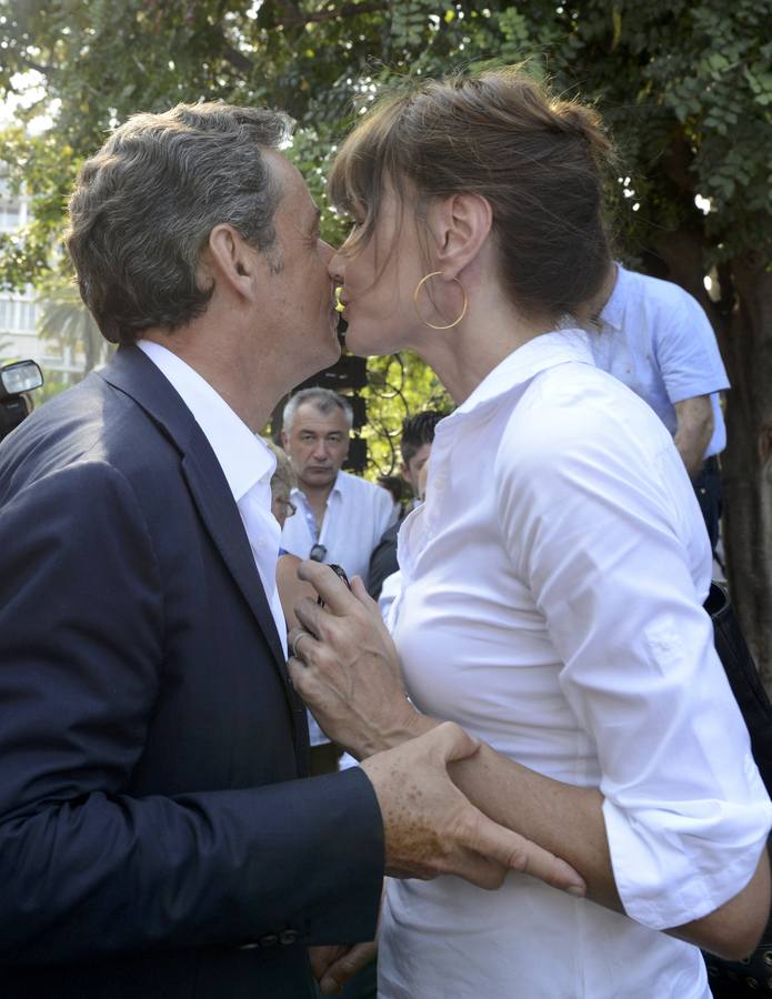 Carla Bruni-Sarkozy besa a su marido, Nicolas Sarkozy, el ex presidente francés y jefe del partido político Les Républicains durante una reunión organizada en Niza