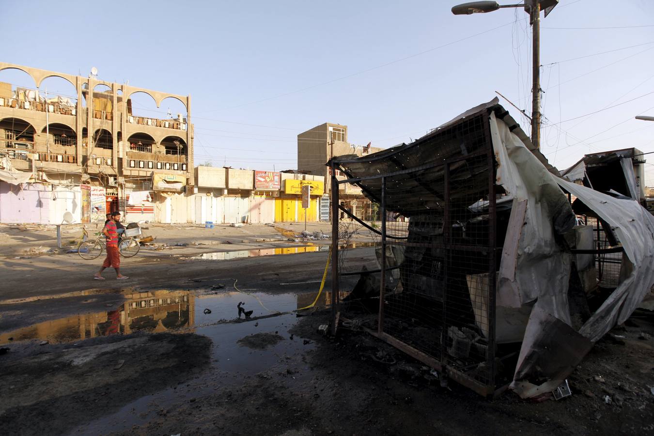 Limpieza del lugar de la explosión del coche bomba en Bagdad