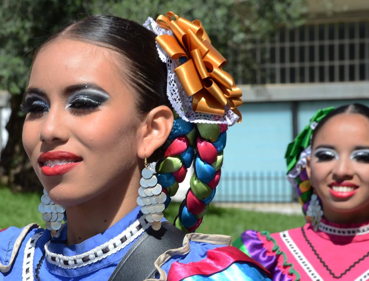 Jueves, 23 de julio: Tradicional desfile de los grupos participantes en el XXXVI Festival Folklórico Internacional de Extremadura de Badajoz. Fotografías: Casimiro Moreno