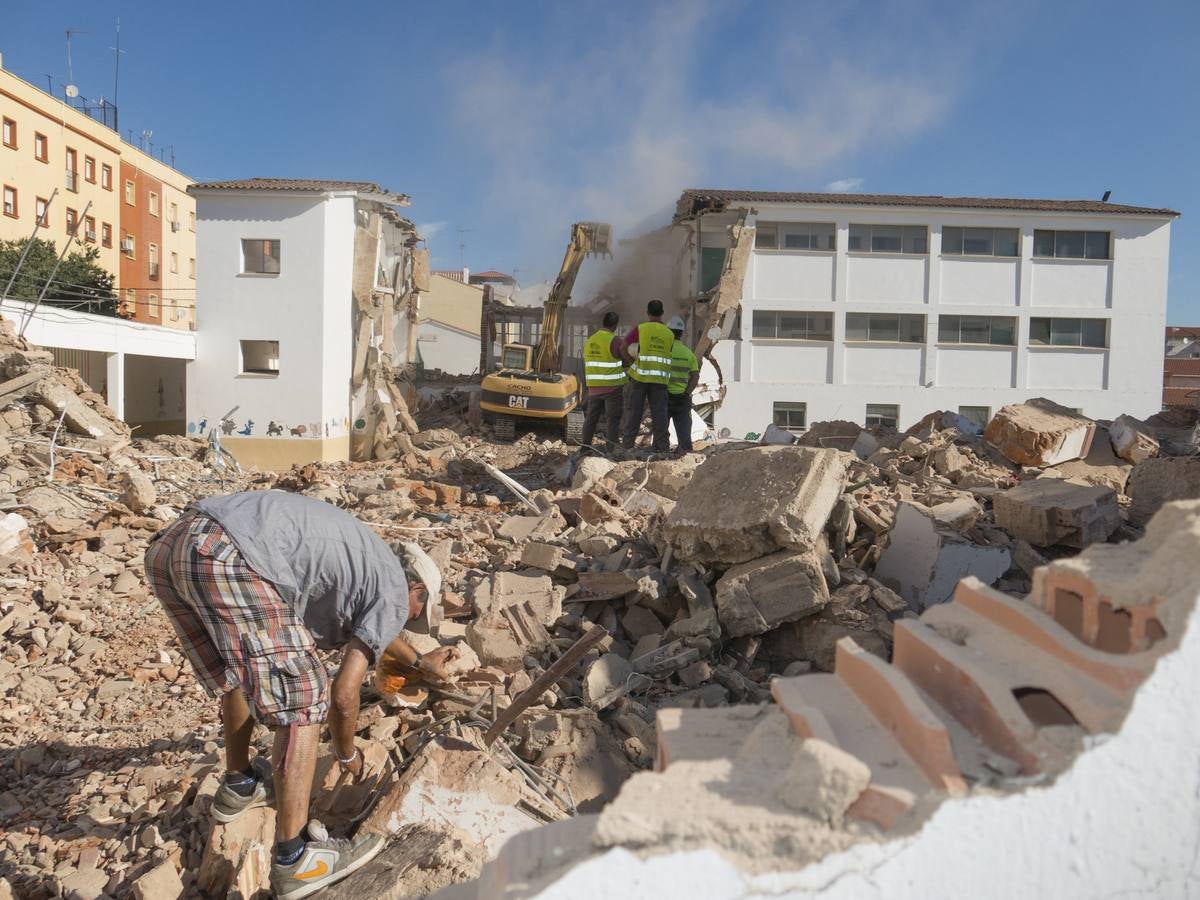 Lunes, 20 de julio. Vecinos de Pardaleras se acercaron a la calle Cordero para despedirse de uno de los edificios más emblemáticos para este barrio, su colegio de toda la vida, el Nuestra Señora de Bótoa. El inmueble ha sido demolido para dejar espacio a la nueva sede, que ha sido construida a solo unos metros, junto a la avenida Antonio Cuéllar Grajera. Fotografías: Pakopí