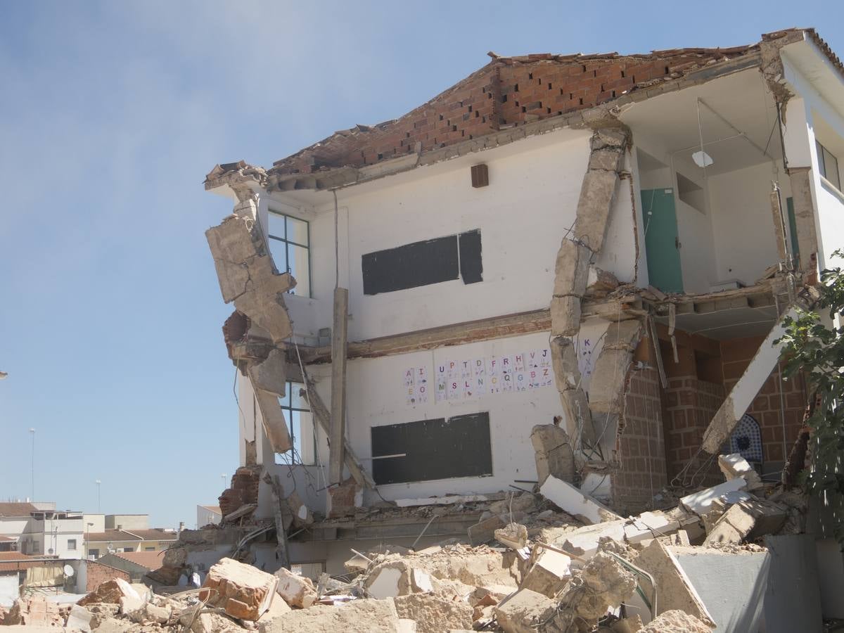 Lunes, 20 de julio. Vecinos de Pardaleras se acercaron a la calle Cordero para despedirse de uno de los edificios más emblemáticos para este barrio, su colegio de toda la vida, el Nuestra Señora de Bótoa. El inmueble ha sido demolido para dejar espacio a la nueva sede, que ha sido construida a solo unos metros, junto a la avenida Antonio Cuéllar Grajera. Fotografías: Pakopí