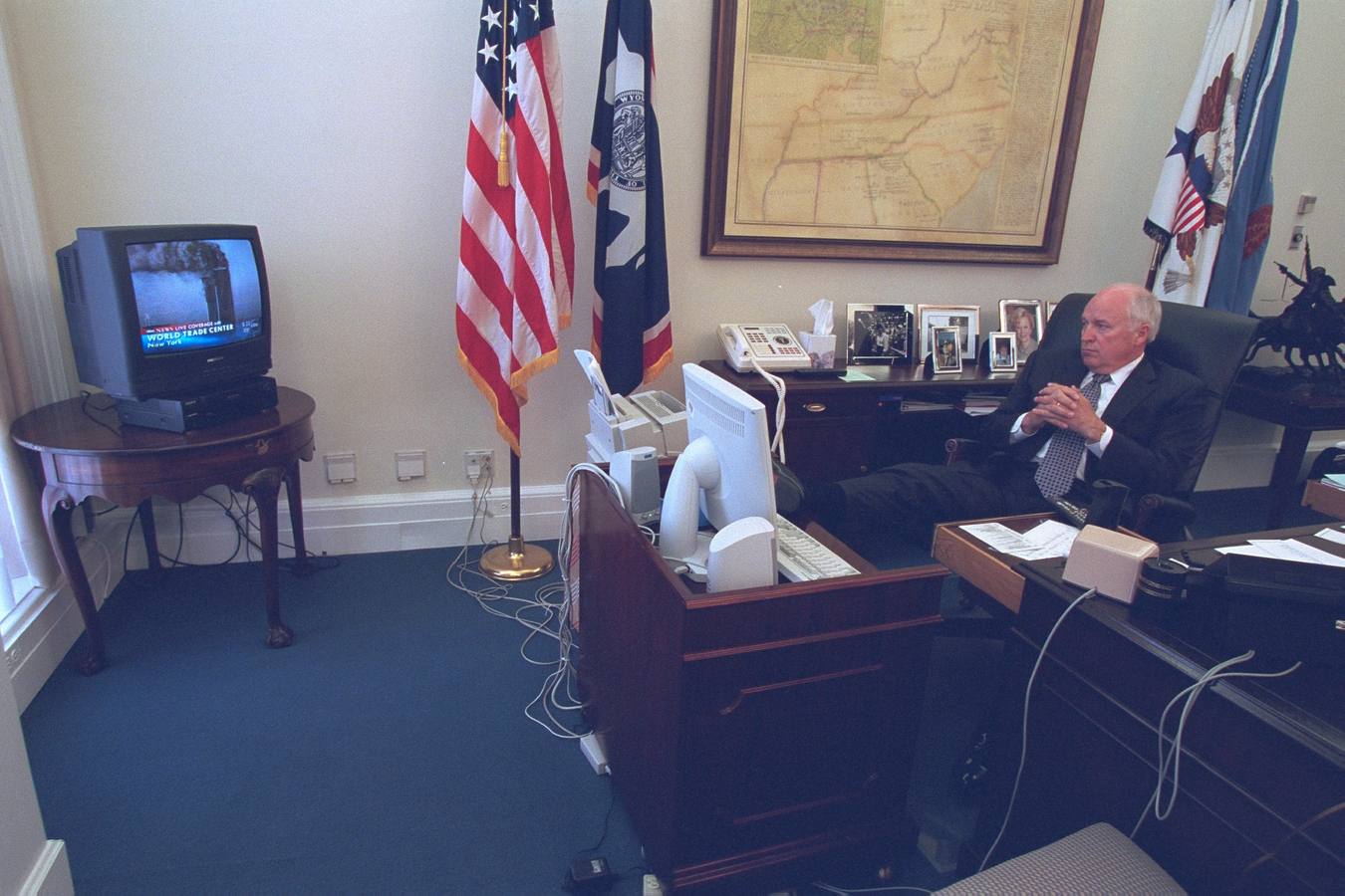 El vicepresidente Dick Cheney observa los atentados a través de la televisión en su despacho