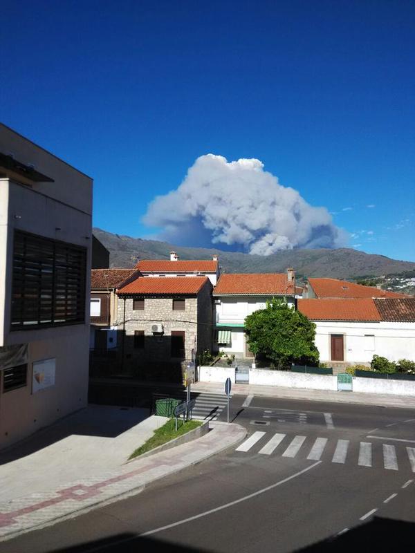 El humo era visible desde Valverde del Fresno.