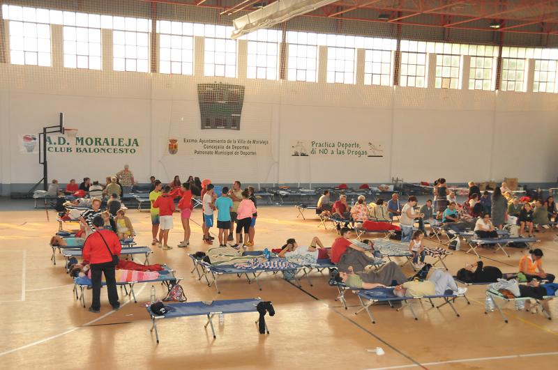 Moraleja se vuelca con las personas desalojadas por el fuego