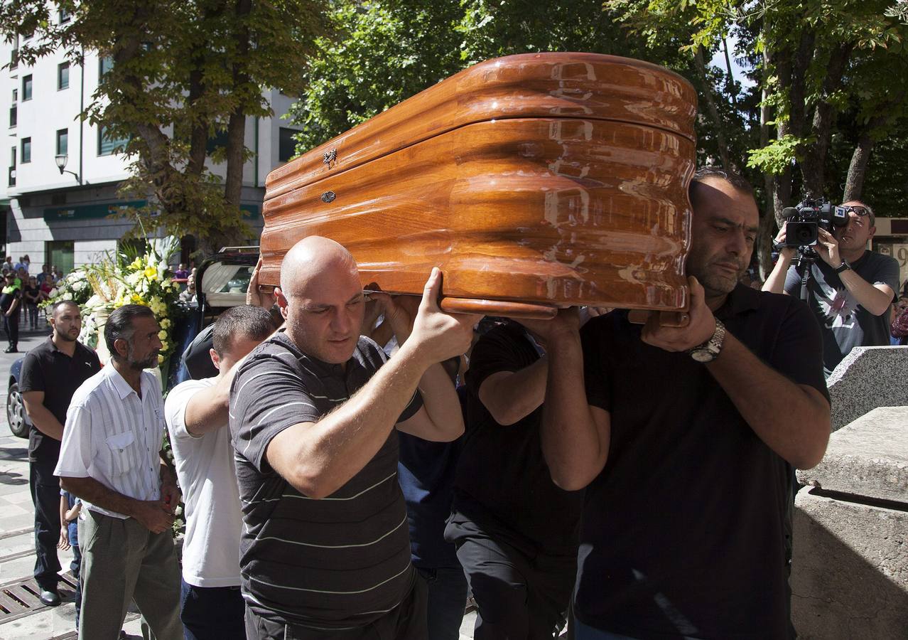 El féretro con los restos mortales de Marina Okarynska, encontradas ayer muerta junto a Laura del Hoyo en Cuenca tras seis días desaparecidas, a su llegada al funeral celebrado en la iglesia de San Esteban de la ciudad.Autor: EFE