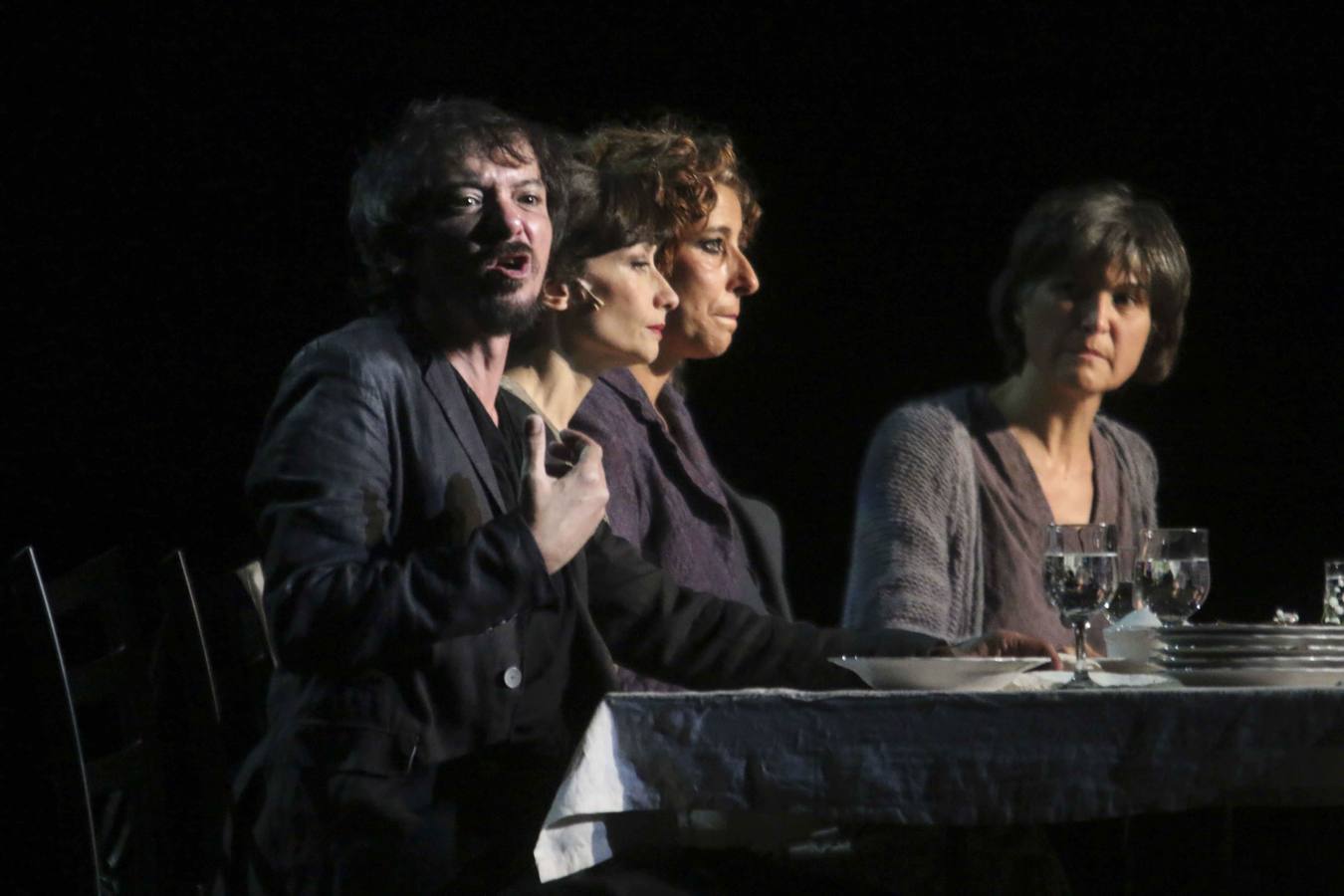 Edipo Rey, sobre los textos de Sófocles. Reparto formado por Paco Déniz, Elena González, Natalia Hernández, Juan Antonio Lumbreras, Eva Trancón. Fotografía: JM Romero