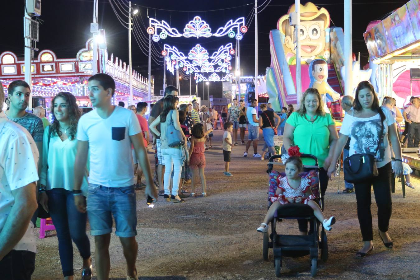 Lunes, 31 de agosto: La Feria de septiembre de Mérida arrancó de manera oficial con un vecino de la ciudad como principal protagonista. Evelio Gómez Tordesillas, como el representante vecinal más veterano de la antigua villa romana, fue el encargado de pulsar el botón para que el recinto ferial y su portada cobrara vida. Fotografía: JM Romero