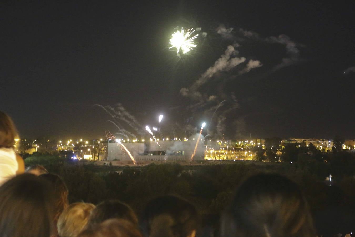 Domingo, 6 de septiembre: Los fuegos artificiales clausuraron la Feria de Mérida. Fotografía: JM Romero
