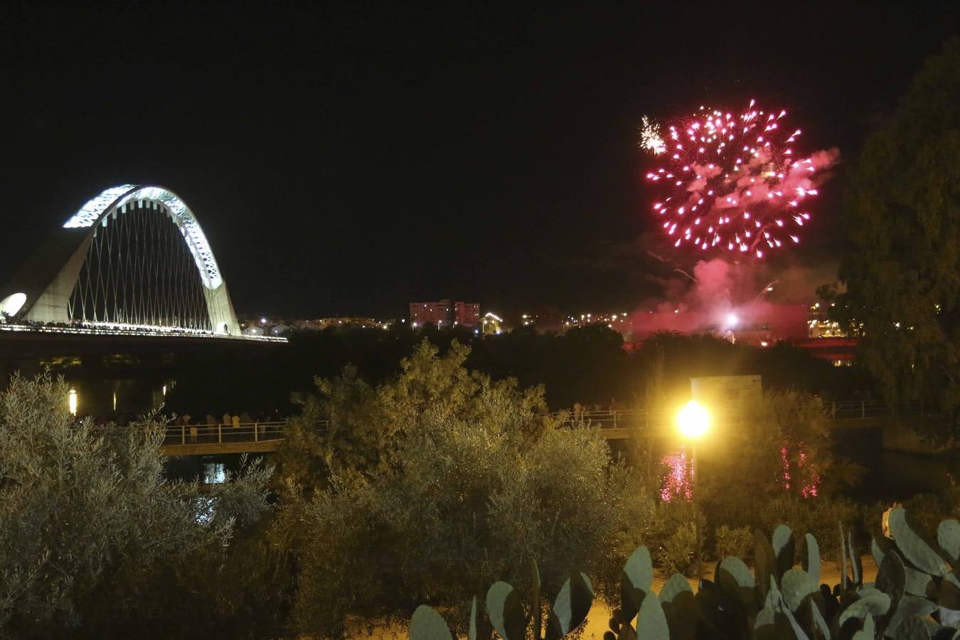 Domingo, 6 de septiembre: Los fuegos artificiales clausuraron la Feria de Mérida. Fotografía: JM Romero