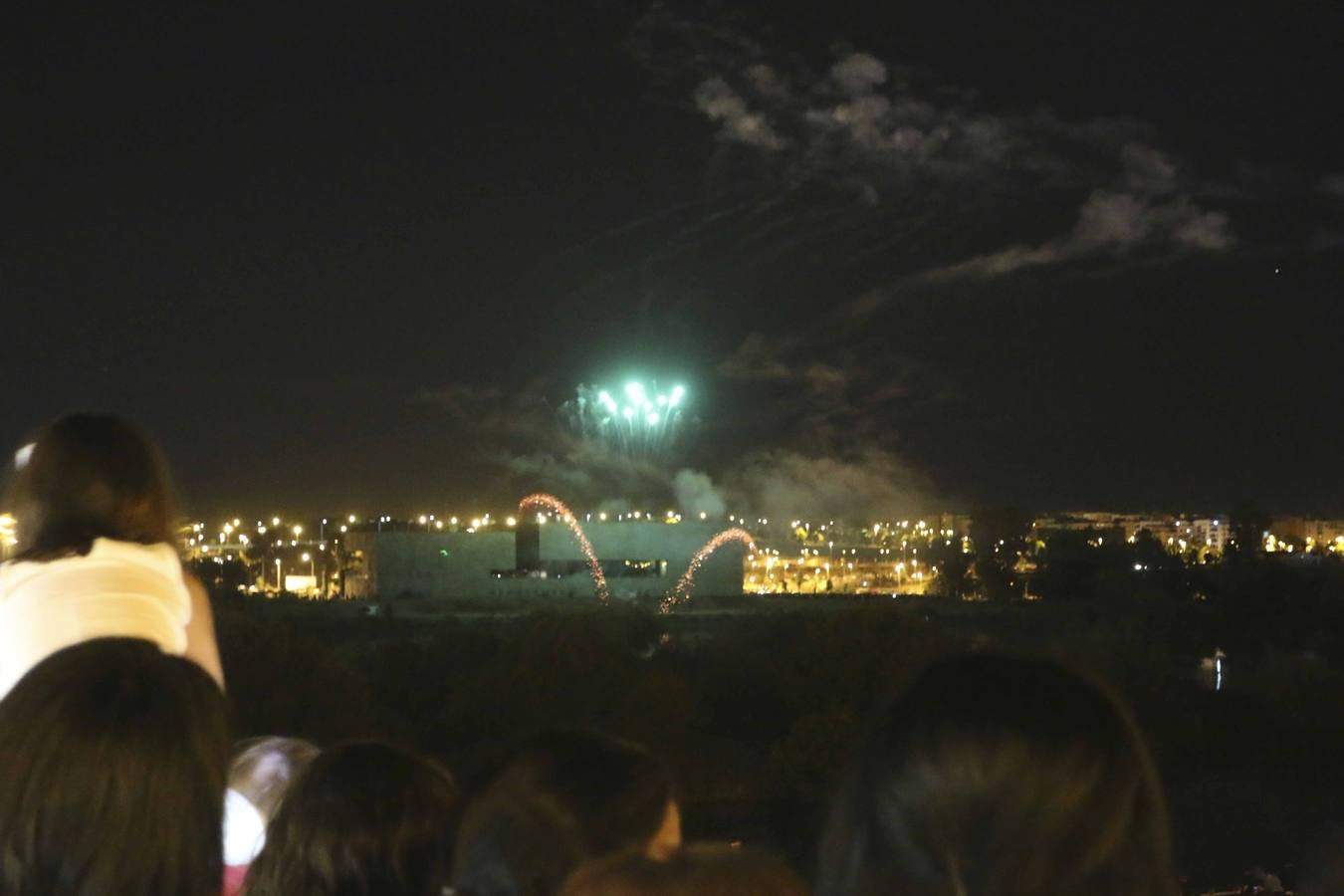 Domingo, 6 de septiembre: Los fuegos artificiales clausuraron la Feria de Mérida. Fotografía: JM Romero