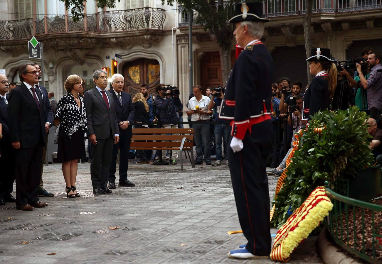 Artur Mas, encabeza la ofrenda floral. El presidente de la Generalitat, Artur Masiz., encabeza la ofrenda floral al monumento de Rafael Casanova que realizan los miembros del Gobierno catalán con motivo de la Diada.