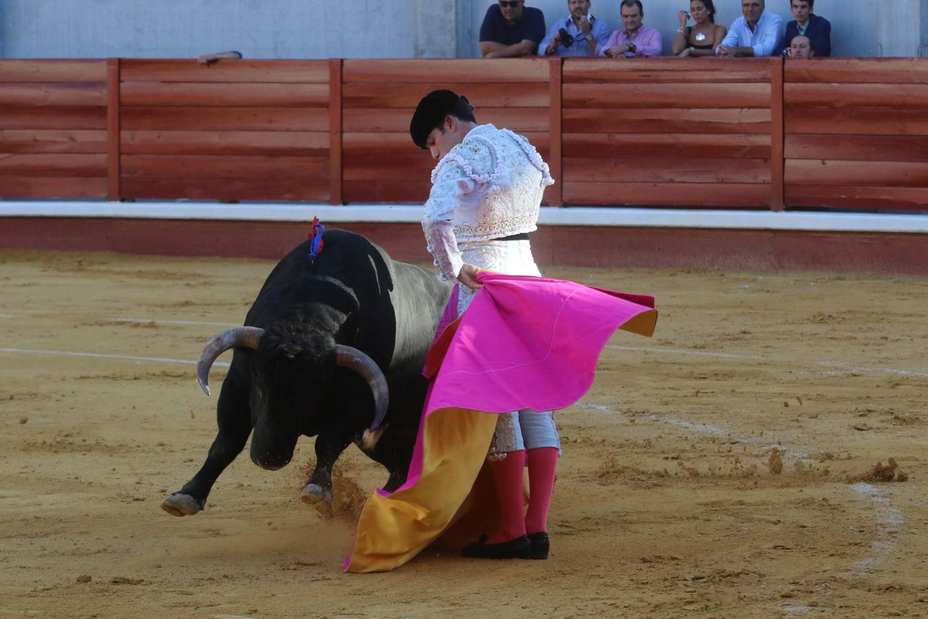 Perera y Garrido salen a hombros en Don Benito tras cortar seis orejas