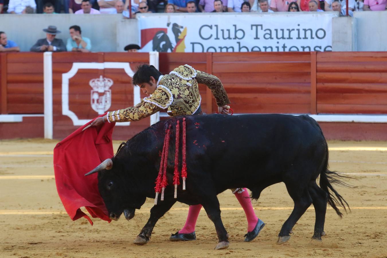 Perera y Garrido salen a hombros en Don Benito tras cortar seis orejas