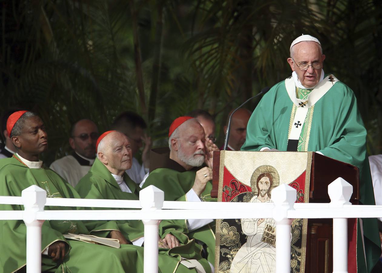 Francisco se un baño de masas en La Habana