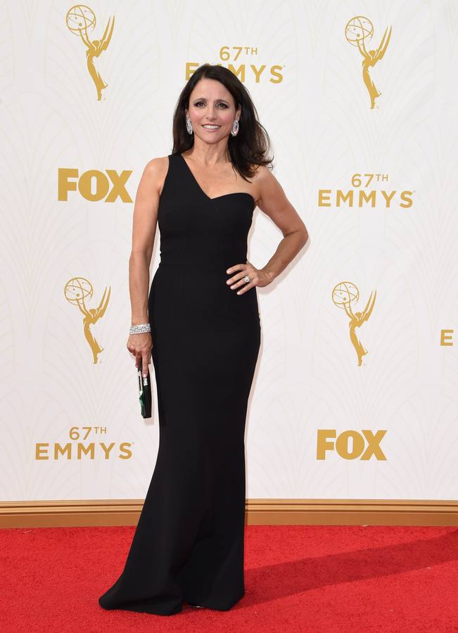 La actriz Julia Louis- Dreyfus, protagonista de 'Veep', posa sobre la alfombra roja.