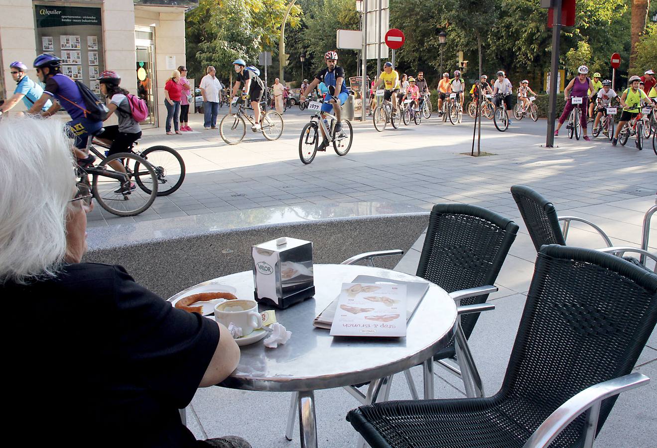 Miles de ciclistas disfrutan de la Fiesta de la Bicicleta