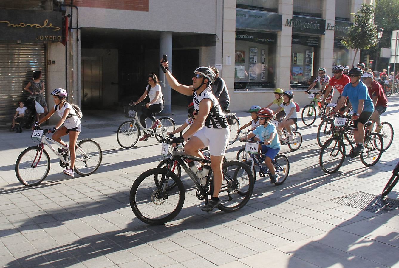 Miles de ciclistas disfrutan de la Fiesta de la Bicicleta