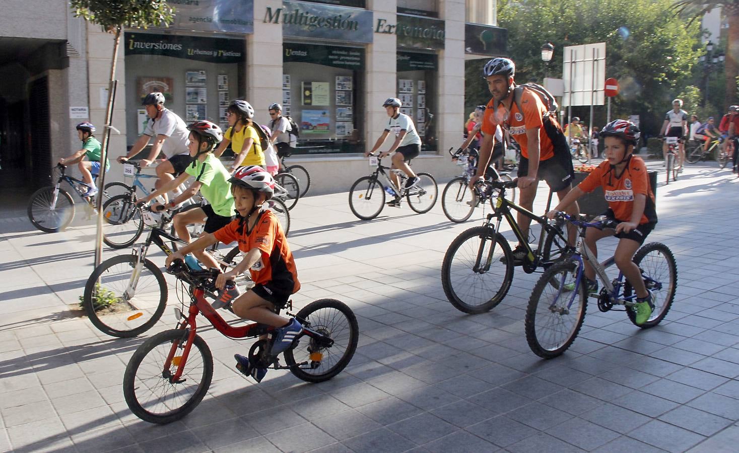 Miles de ciclistas disfrutan de la Fiesta de la Bicicleta