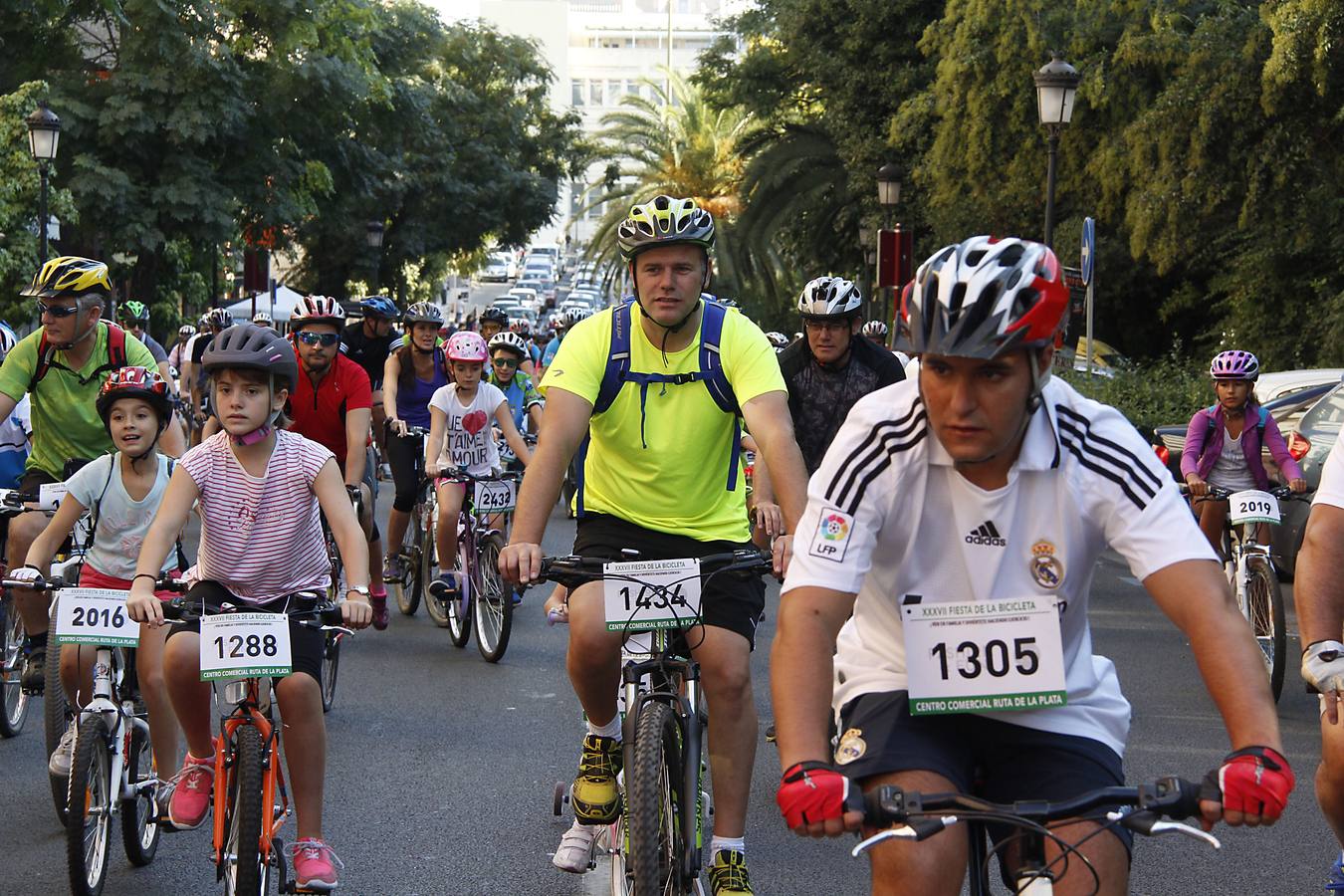 Miles de ciclistas disfrutan de la Fiesta de la Bicicleta