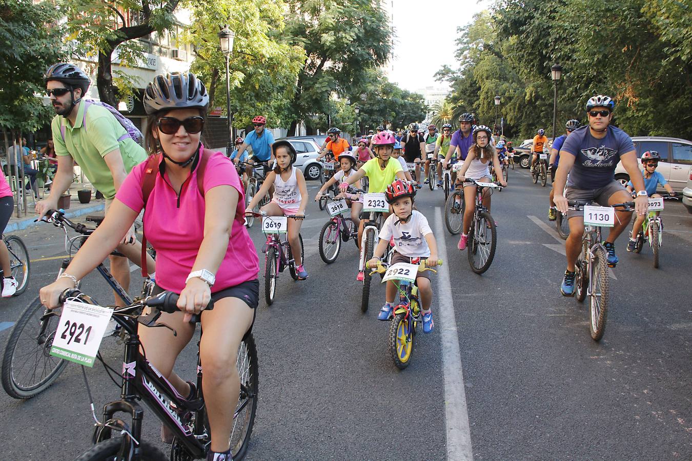 Miles de ciclistas disfrutan de la Fiesta de la Bicicleta