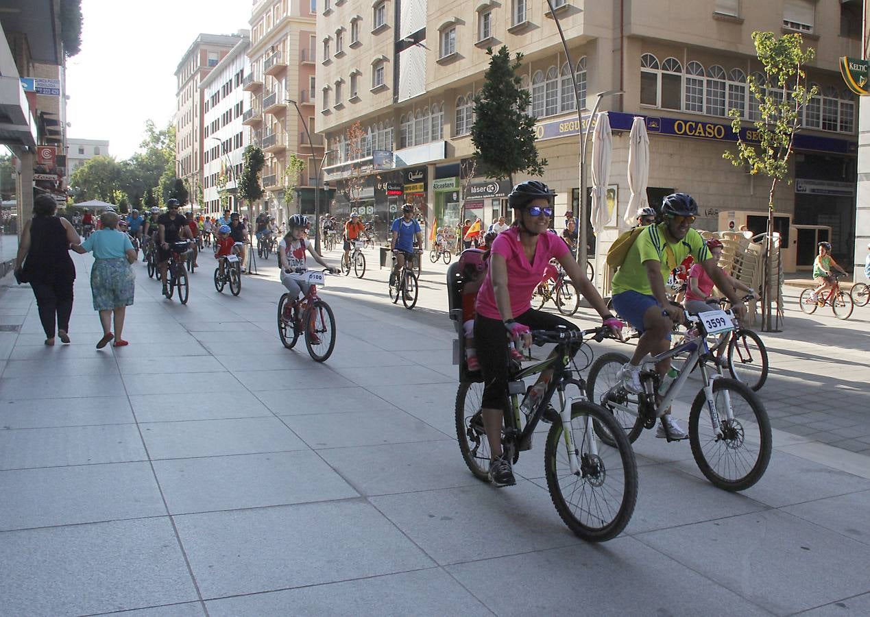 Miles de ciclistas disfrutan de la Fiesta de la Bicicleta