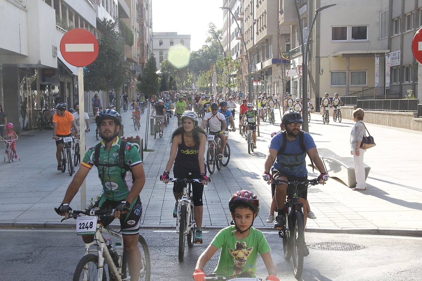 Miles de ciclistas disfrutan de la Fiesta de la Bicicleta