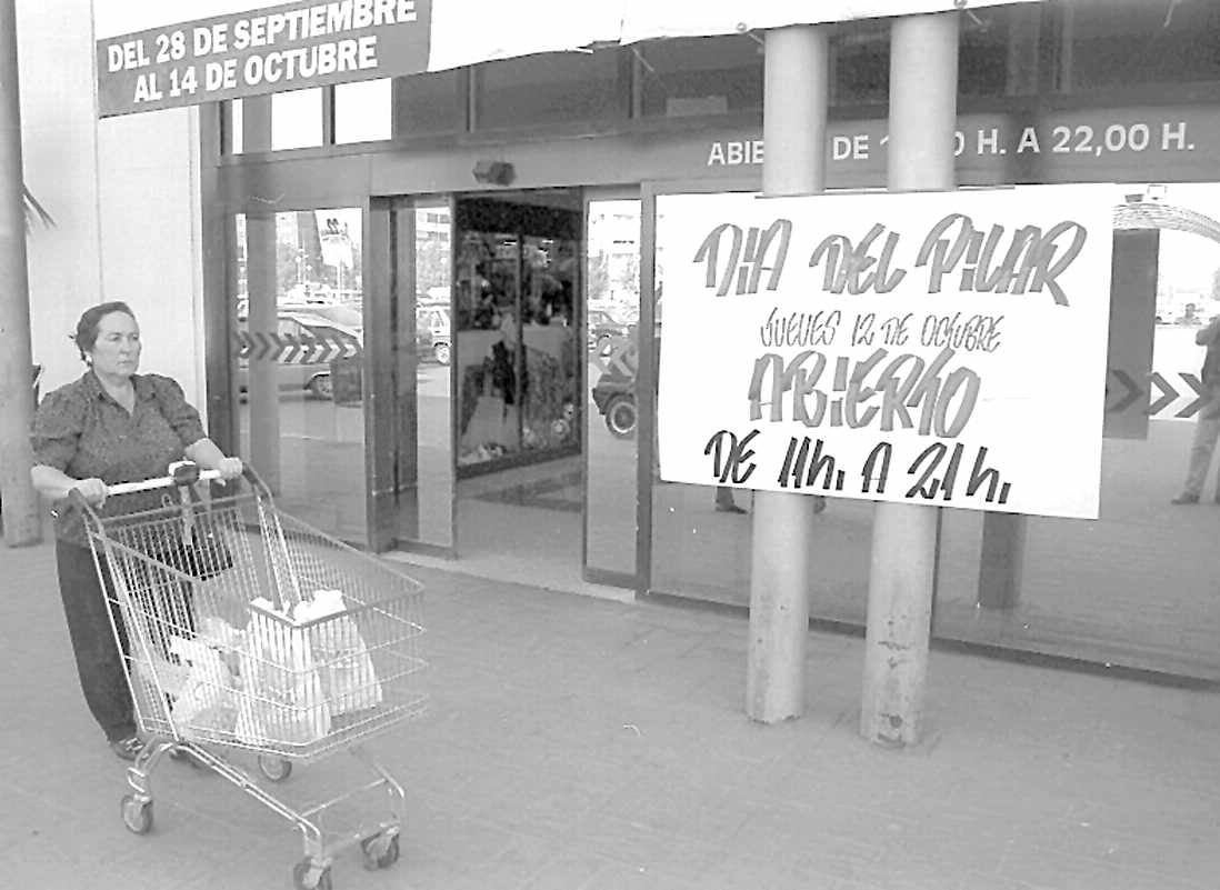 1995: Un aseñora entra en Pryca  para realziar la compra.