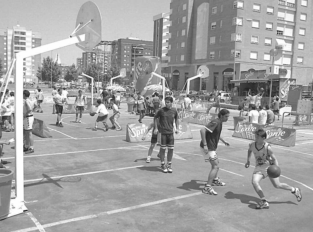 1996: Campeonato de Street Ball en los aparcamientos del centro comercial Pryca en Badajoz