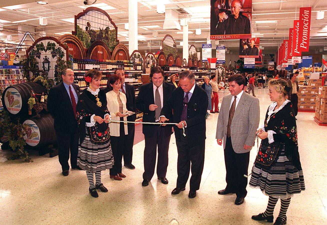 1998: Miguel Celdrán en la inauguración de la Feria del Vino en el Centro Comercial Pryca de Badajoz