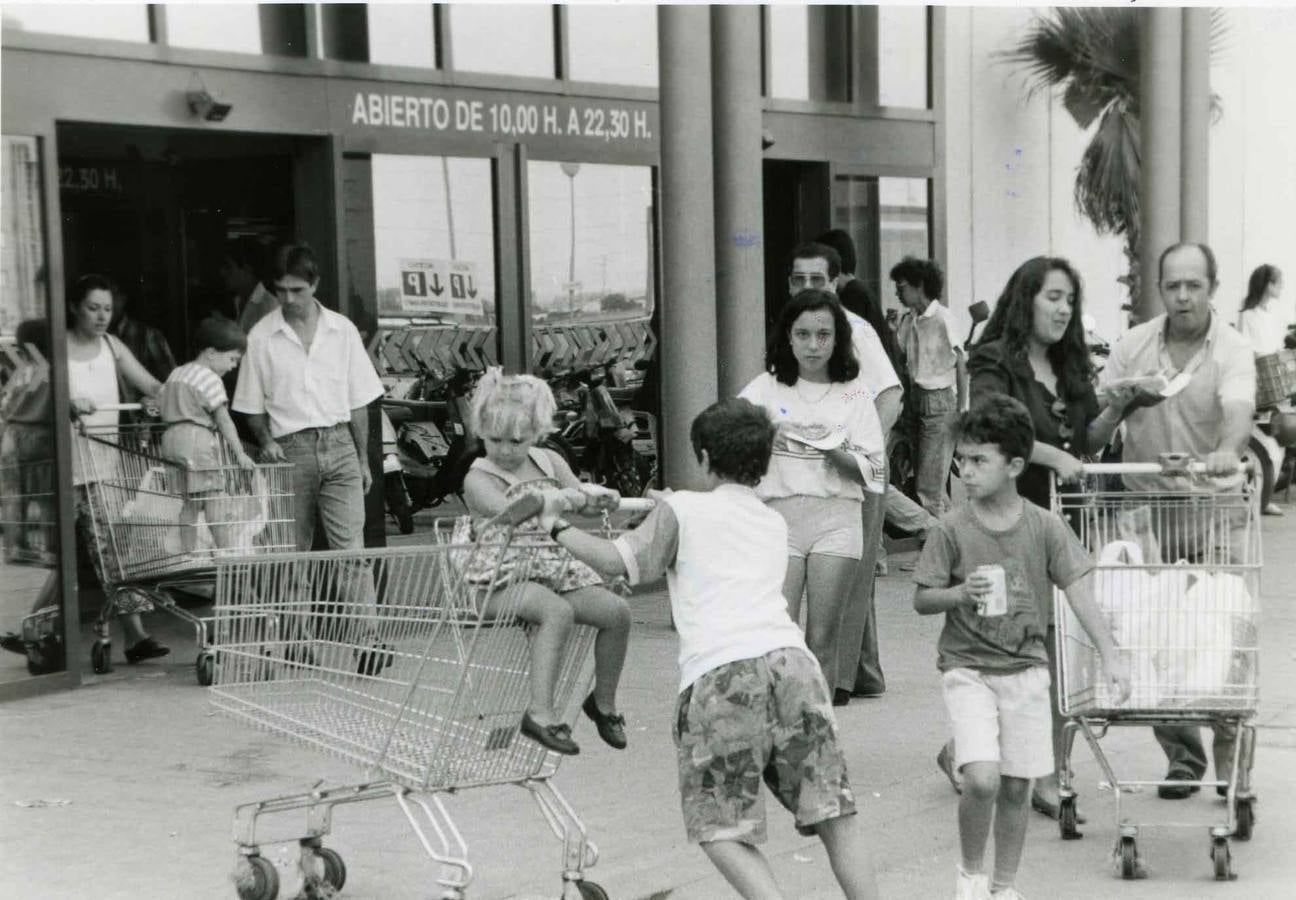 1993: familas pacenses a la entrada del hipermercado Pryca