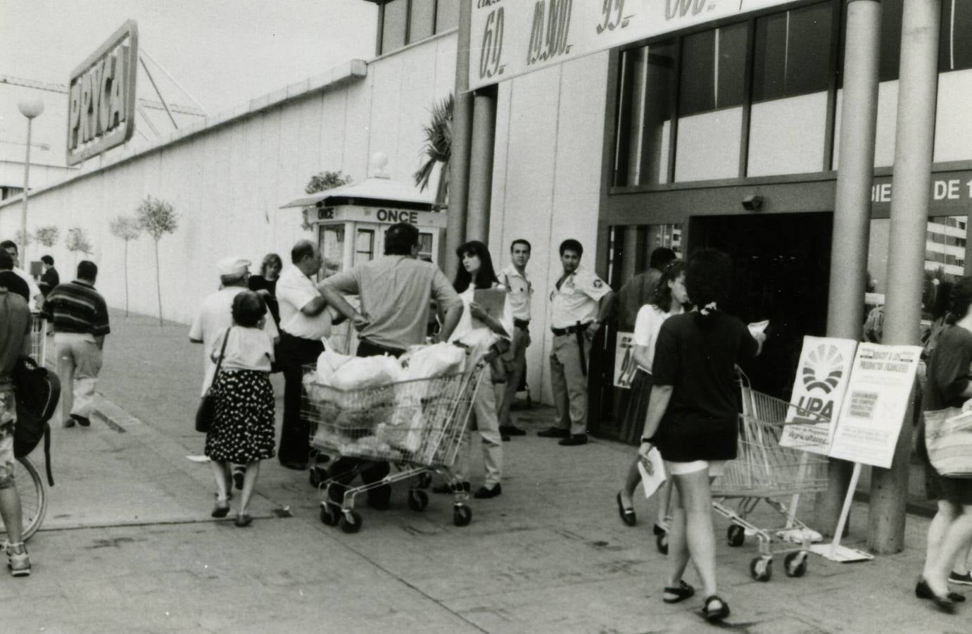 1993: familas pacenses a la entrada del hipermercado Pryca