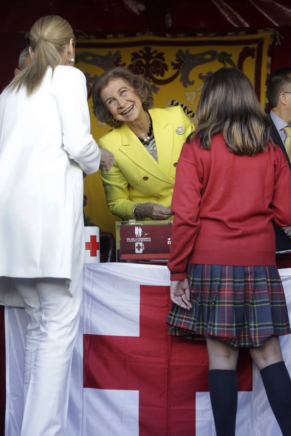 La reina Sofía conversa con la presidenta de la Comunidad de Madrid, Cristina Cifuentes, en la mesa de cuestación de Cruz Roja.