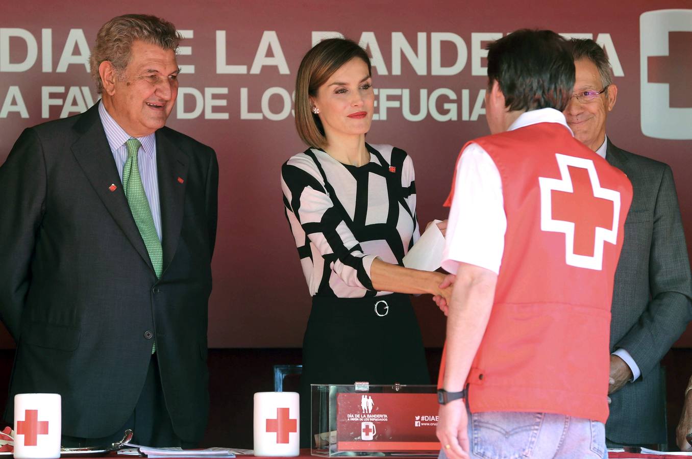 La reina Letizia, junto al presidente de la Cámara Baja, Jesús Posada, en la mesa de cuestación de Cruz Roja.