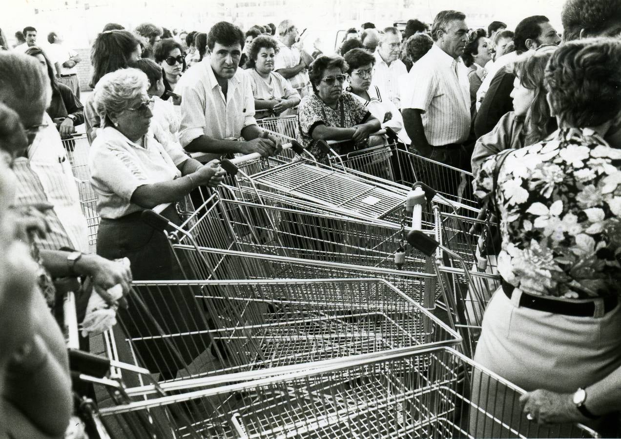 Lunes, 28 de septiembre: Se cumplen 25 años de la inauguaración del centro comercial Pryca situado en el barrio de Valdepasillas, Badajoz. Fotografía: Archivo