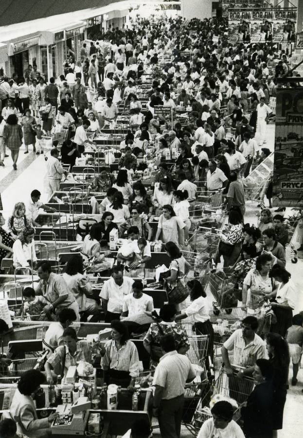 Lunes, 28 de septiembre: Se cumplen 25 años de la inauguaración del centro comercial Pryca situado en el barrio de Valdepasillas, Badajoz. Fotografía: Archivo