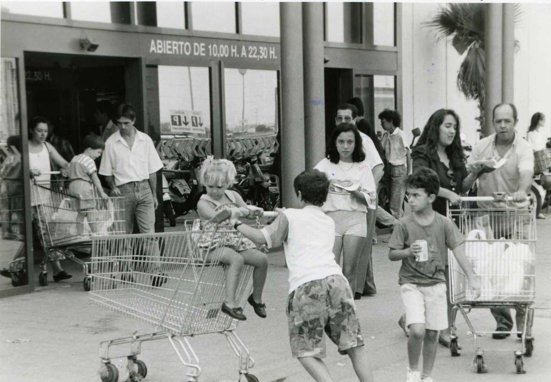 Lunes, 28 de septiembre: Se cumplen 25 años de la inauguaración del centro comercial Pryca situado en el barrio de Valdepasillas, Badajoz. Fotografía: Archivo