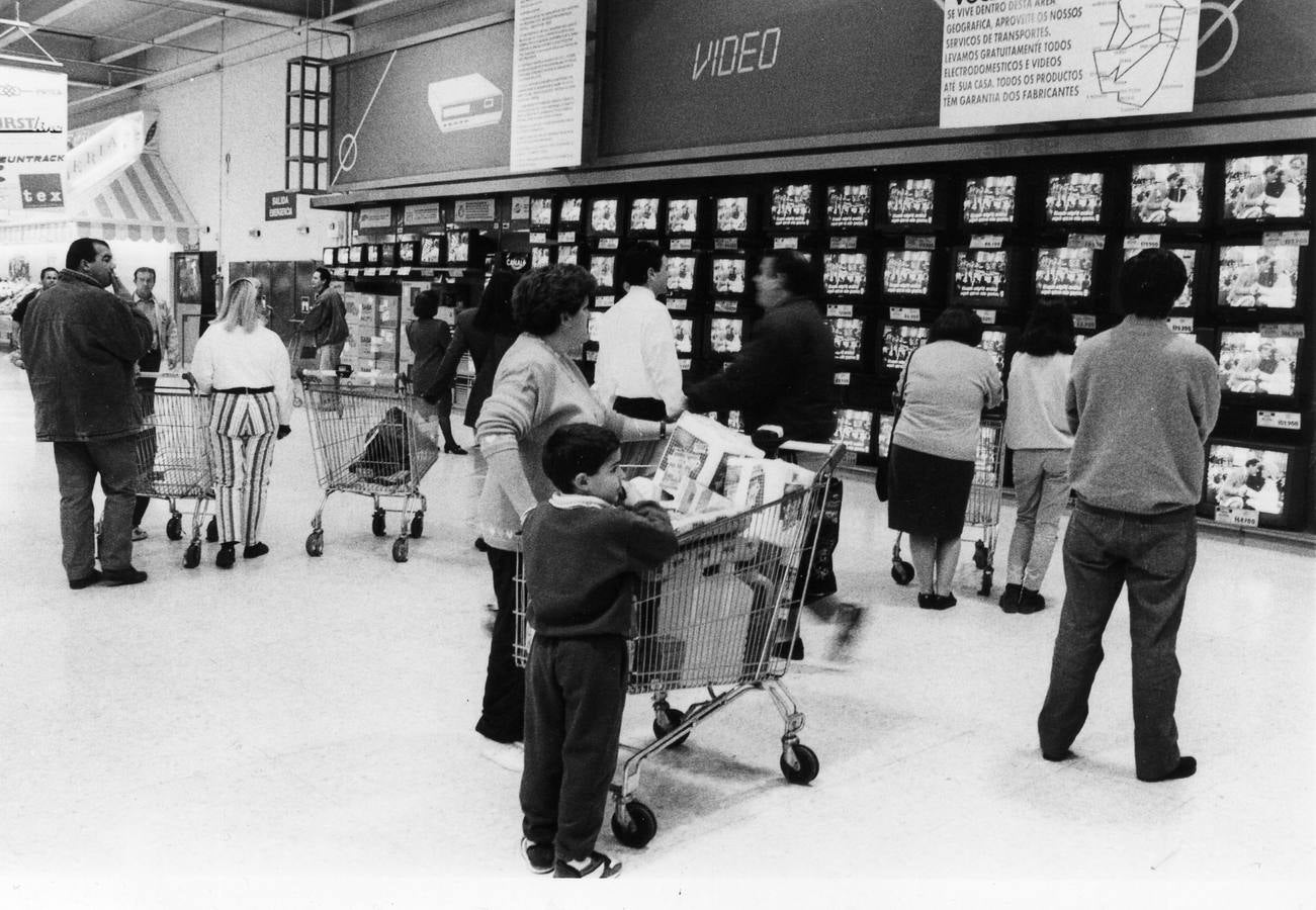 Lunes, 28 de septiembre: Se cumplen 25 años de la inauguaración del centro comercial Pryca situado en el barrio de Valdepasillas, Badajoz. Fotografía: Archivo