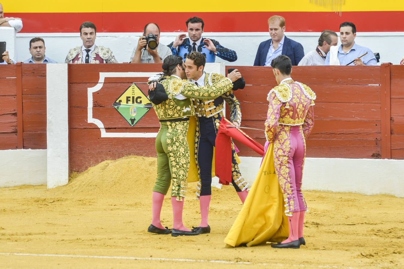 Sábado, 3 de octubre: Posada de Maravillas salió a hombros en su alternativa acompañado por Morante y Talavante. La terna ofreció  una gran tarde de toros y abrieron la puerta grande en la primera corrida de la feria de Zafra. Fotografía: JV Arnelas