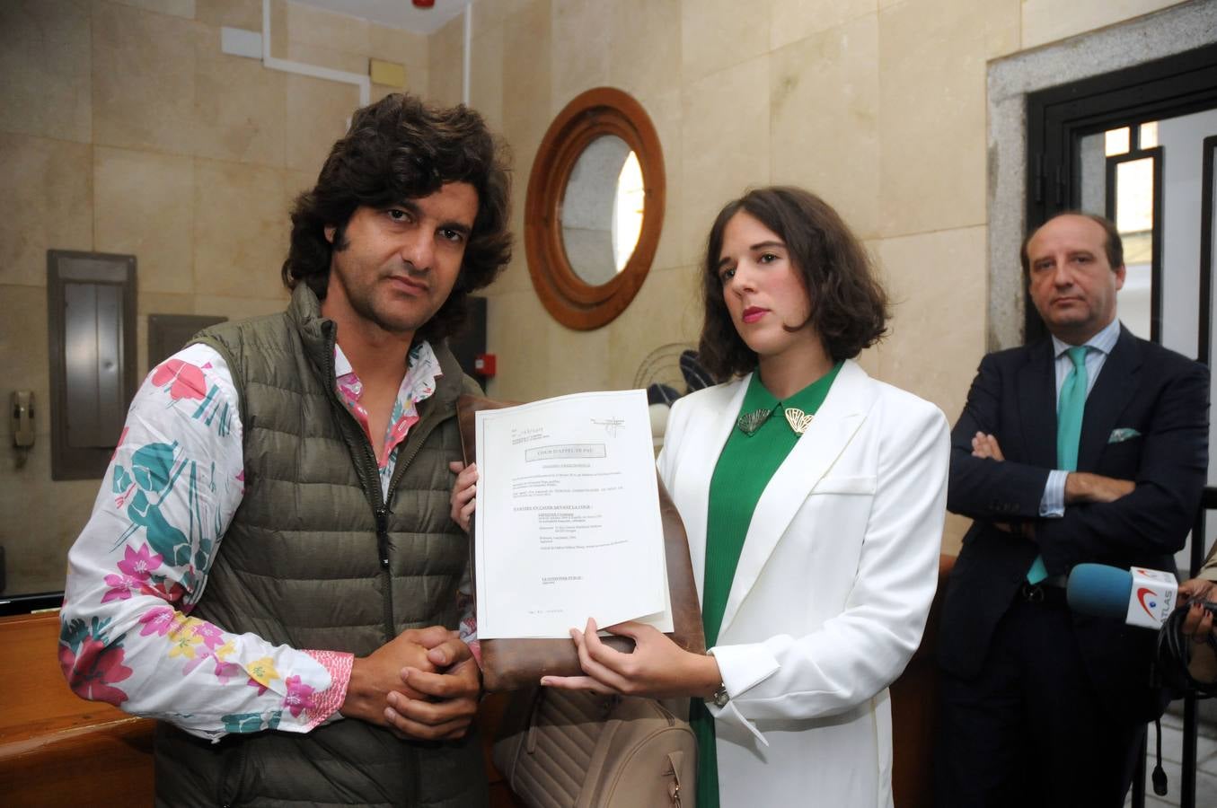 Martes, 13 de octubre: El torero Morante de la Puebla y el activista antitaurino holandés Peter Janssen estaban citados en los juzgados de Don Benito por una denuncia interpuesta por el diestro por injurias y calumnias. Fotografía: Brígido Fernández