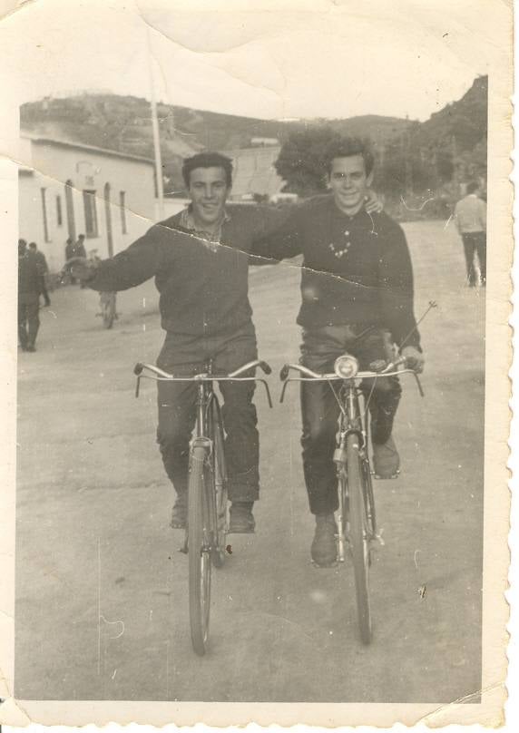 Vecinos en bicicletas del poblado de Torrejón. Fotografía: Mª Carmen Flórez. Fotos cedidas por C.D. Monfragüe