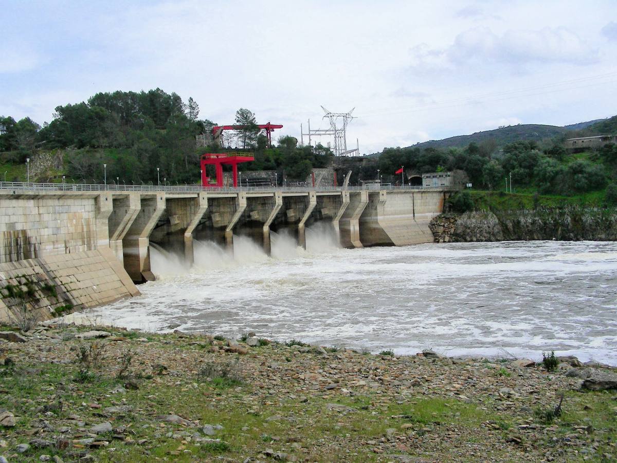 Presa de Torrejón alivienado agua. Fotografía Óscar Martín. Fotos cedidas por C.D. Monfragüe